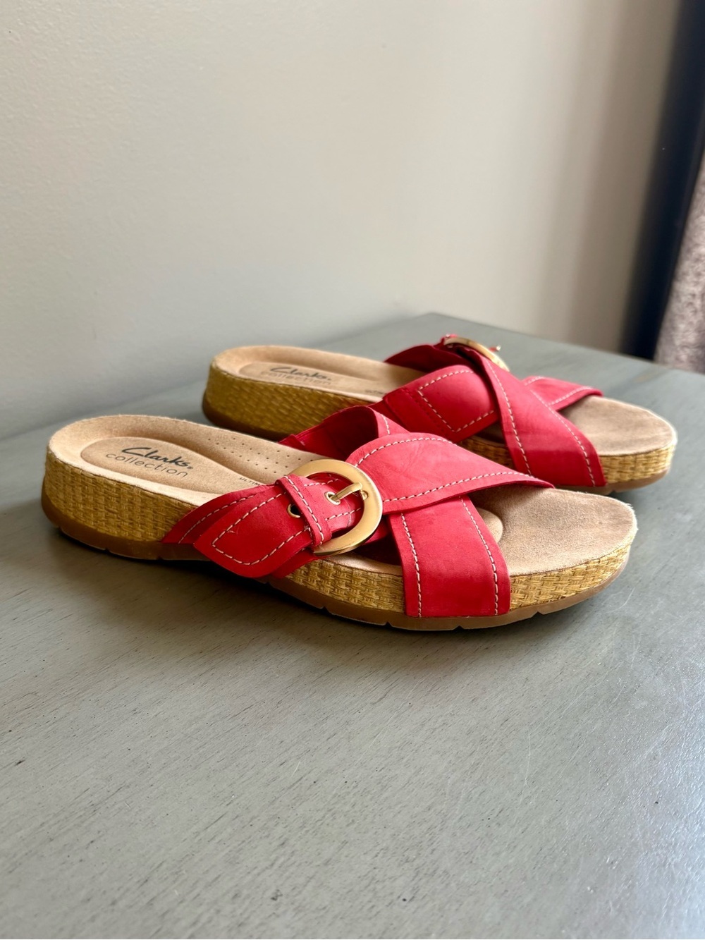 Clarks Collection Reileigh May Nubuck Red Crisscross Slide Buckle Sandal Sz 7.5 - Picture 1 of 12